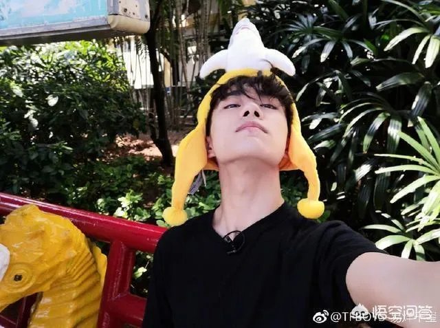 易烊千玺罕见发自拍，拍照姿势太独特，是和白敬亭学的吗？