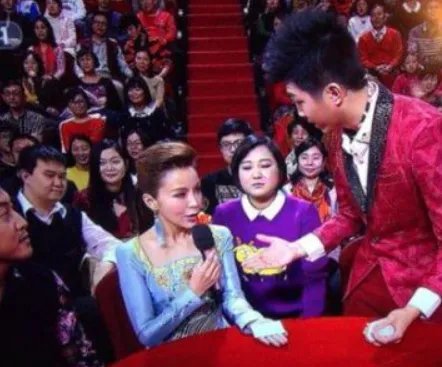2015央视春晚魔术穿帮镜头曝光 贾玲朱迅都是托儿