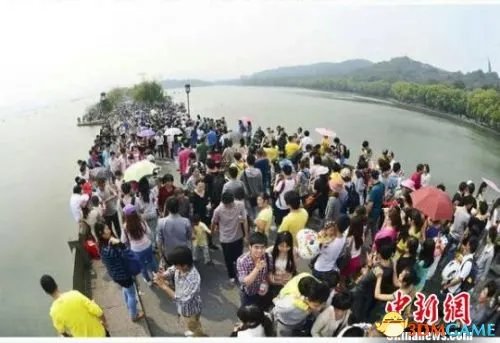 杭州西湖游客井喷 百万游客景区被挤成“三明治”