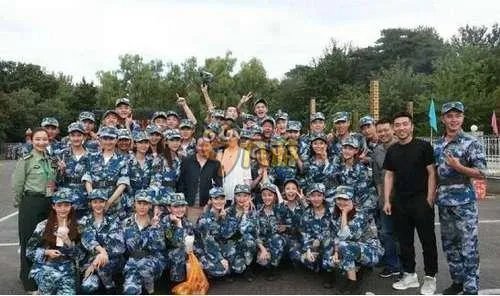 关晓彤班级大合照曝光 关晓彤晒军训照片