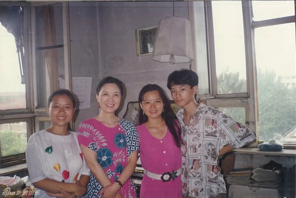 龚琳娜年轻时候的照片 龚琳娜是歌唱家艺术家吗