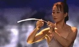 亚洲女平衡大师简介（搞笑趣图：蛇精转世！舌头舔鼻尖）