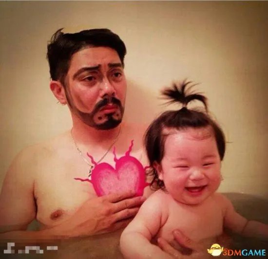 日本逗比父女泡澡照片走红网络 蠢萌犯二又有爱