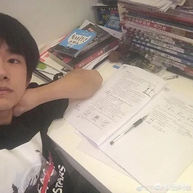 易烊千玺罕见发自拍，拍照姿势太独特，是和白敬亭学的吗？