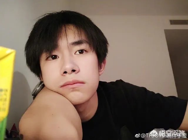 易烊千玺罕见发自拍，拍照姿势太独特，是和白敬亭学的吗？