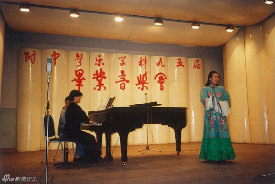 龚琳娜年轻时候的照片 龚琳娜是歌唱家艺术家吗