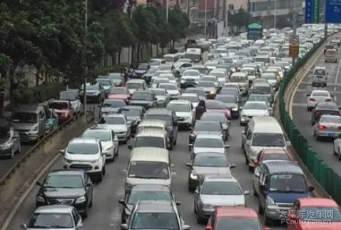 昆明发生离奇车祸 两车追尾前车被铲起