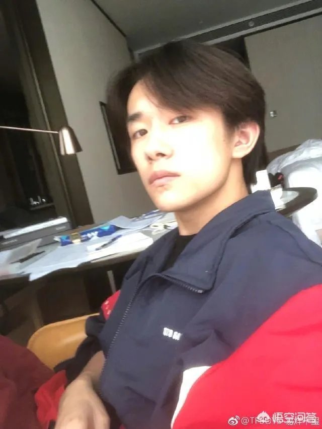 易烊千玺罕见发自拍，拍照姿势太独特，是和白敬亭学的吗？