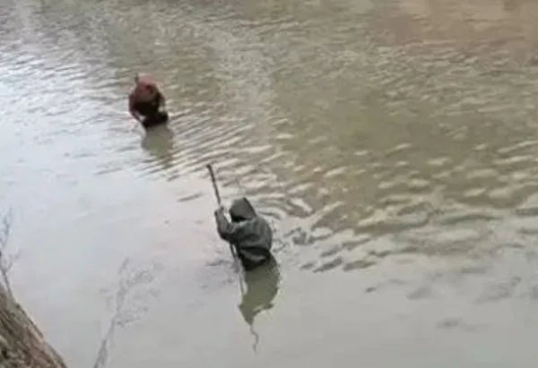 网曝夫妻俩吵架将钞票丢进河里，你跟别人吵架时都做过什么离谱的事？