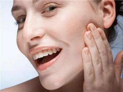 做黑脸娃娃美白的步骤及注意事项