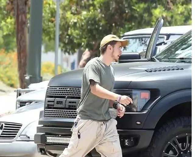 迈克尔杰克逊是如何变白的？