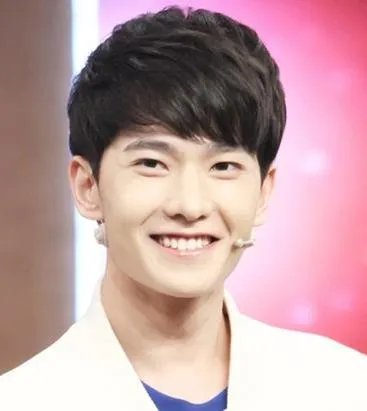 90后男孩发型图片：狂热吸睛的90后男孩发型更迷人