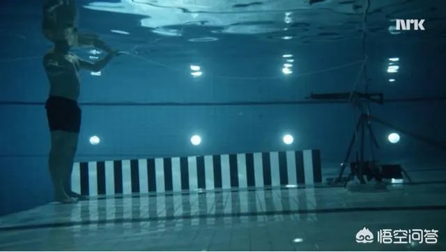 机枪扫射,士兵都跳在水里,真的可以阻挡子弹吗?