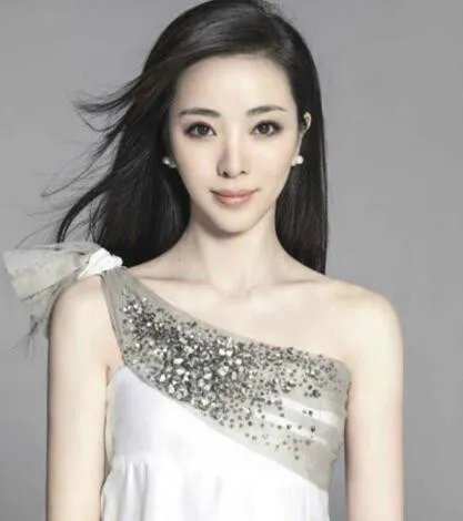 李思思家庭背景强大吗？ 深扒其男友身世显赫