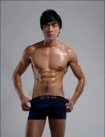 男模倪泽欧阳玉龙照片尺度大 王宁倪泽两人的写真各有特点