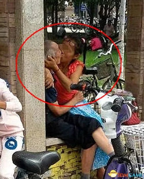 七旬老汉与中年女子街头激吻 身旁孩童熟视无睹