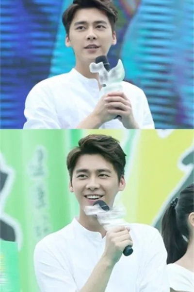 李易峰现身广州代言活动 现场粉丝不忘准备美食手册