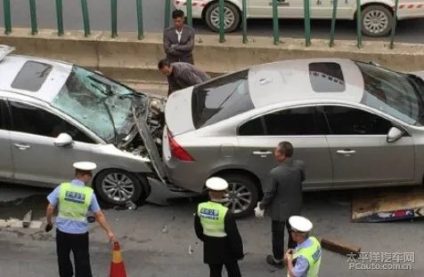 昆明发生离奇车祸 两车追尾前车被铲起