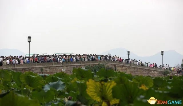 杭州西湖游客井喷 百万游客景区被挤成“三明治”