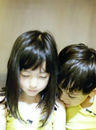 夏天被诺一吻肩膀  两小无猜青梅竹马惹观众喜爱