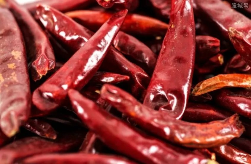 郑州一男子嗜“辣”如命 每天能吃5斤辣椒