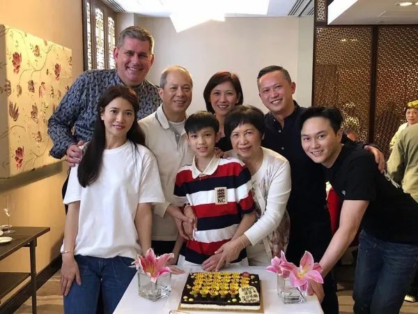 袁咏仪晒全家福，照片中她儿子长什么样，有继承父母的高颜值吗？