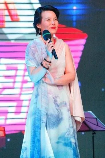 龚琳娜年轻时候的照片 龚琳娜是歌唱家艺术家吗