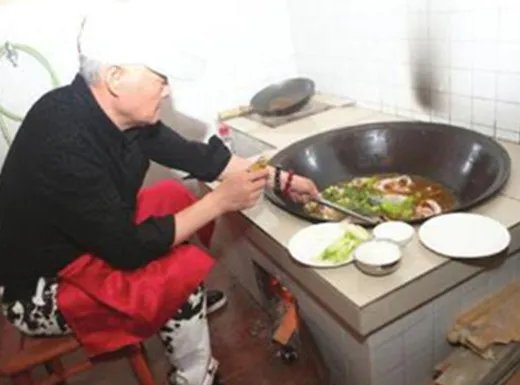 赵本山下厨炖鱼犒劳弟子 赵氏独家炖鱼秘方大放送