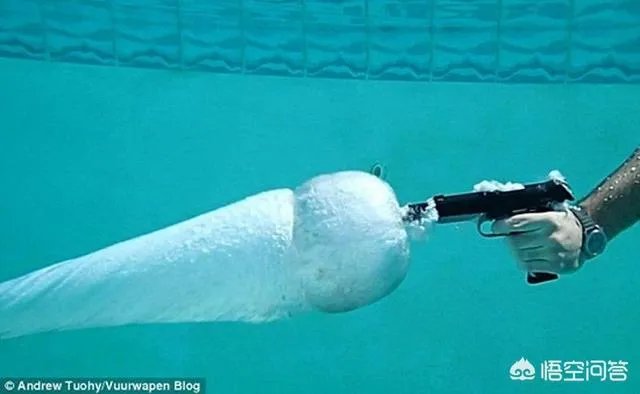 机枪扫射,士兵都跳在水里,真的可以阻挡子弹吗?