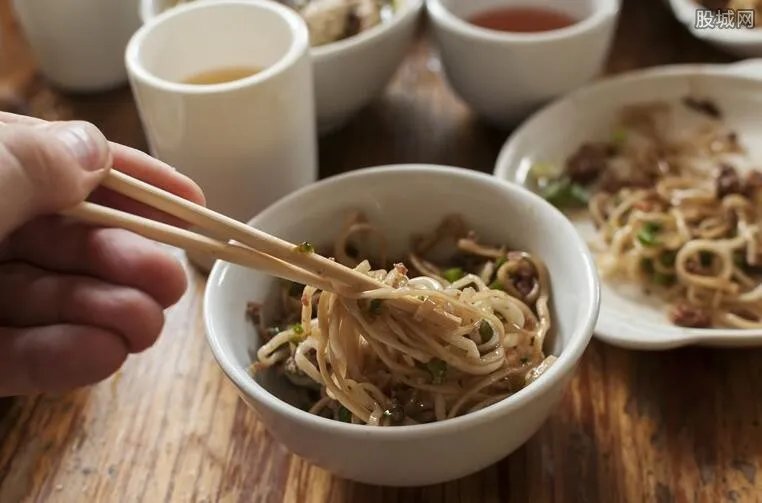 机场天价餐改了 你吃到过哪些天价餐？