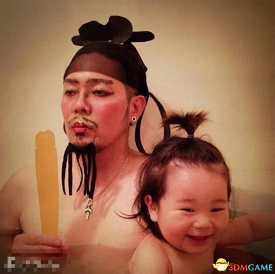 日本逗比父女泡澡照片走红网络 蠢萌犯二又有爱