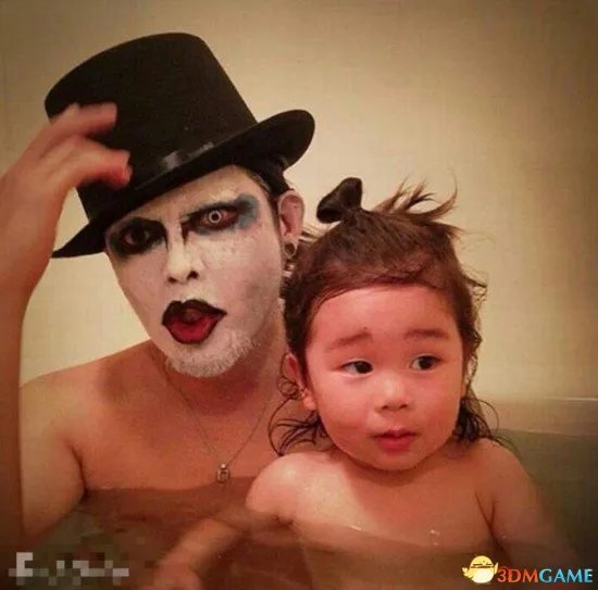 日本逗比父女泡澡照片走红网络 蠢萌犯二又有爱