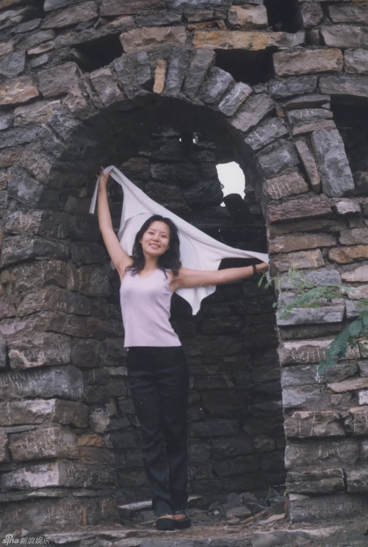 龚琳娜年轻时候的照片 龚琳娜是歌唱家艺术家吗