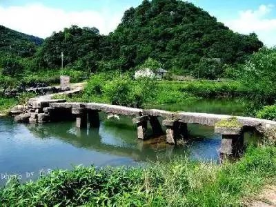 下联:千田连土土连田,如何对上联和横批?