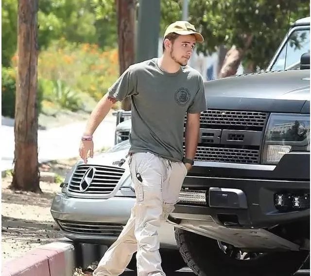 迈克尔杰克逊是如何变白的？