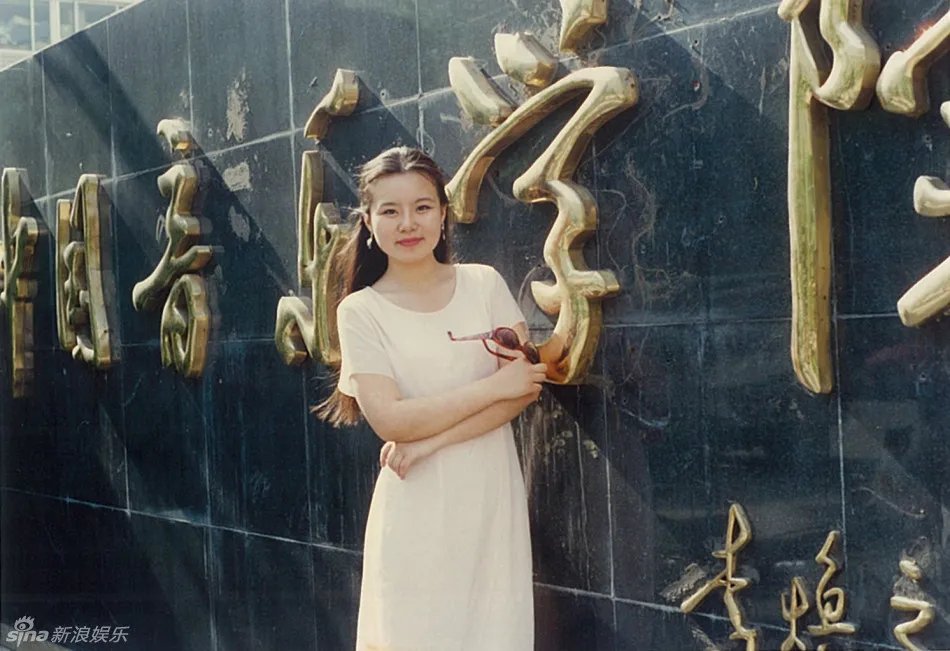 龚琳娜年轻时候的照片 龚琳娜是歌唱家艺术家吗