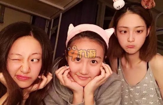 关晓彤班级大合照曝光 关晓彤晒军训照片