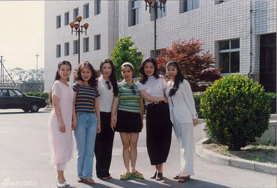 龚琳娜年轻时候的照片 龚琳娜是歌唱家艺术家吗