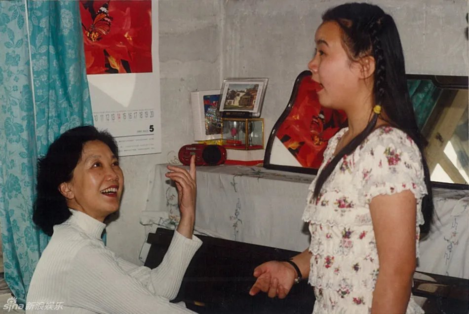 龚琳娜年轻时候的照片 龚琳娜是歌唱家艺术家吗