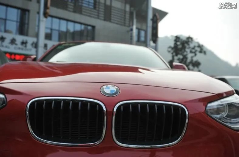 王李丹妮现身九江车展 乳头若隐若现引爆现场