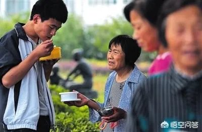 学校的饭菜不太好吃，校长又不让学生带饭进校，怎么办？