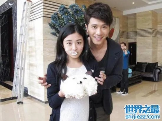 彭冠英的真正女友是谁，疑似与张含韵恋爱同居 