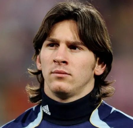 梅西五夺金球奖图片 梅西成为足球史上首位五夺金球奖的球员