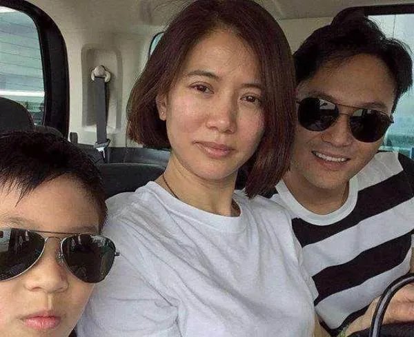 袁咏仪晒全家福，照片中她儿子长什么样，有继承父母的高颜值吗？