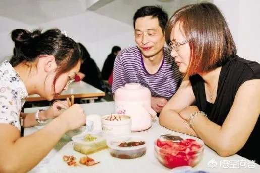 学校的饭菜不太好吃，校长又不让学生带饭进校，怎么办？