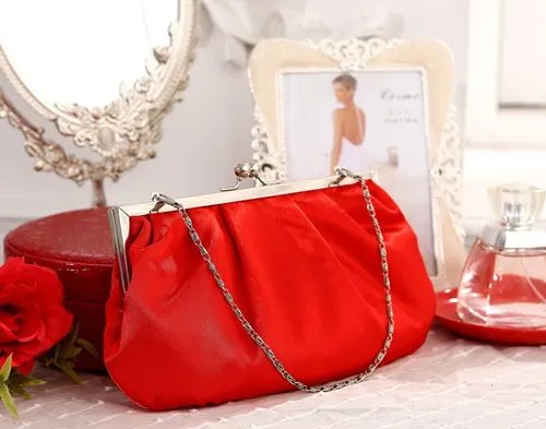 红色新娘包2017款式推荐 新娘包里一般都装些什么