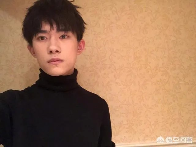 易烊千玺罕见发自拍，拍照姿势太独特，是和白敬亭学的吗？