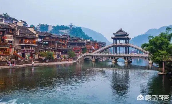 上联:“华夏天地,日月乾坤,阴阳分春夏秋冬四季”,如何对下联?