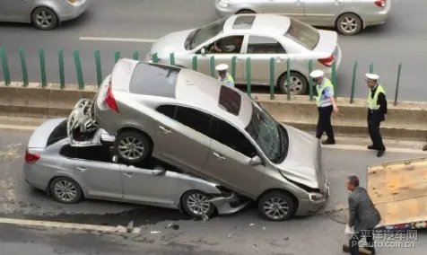 昆明发生离奇车祸 两车追尾前车被铲起