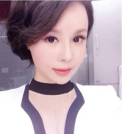 央视女主播朱晓琳微博狂晒自拍照  深V透视装引热议